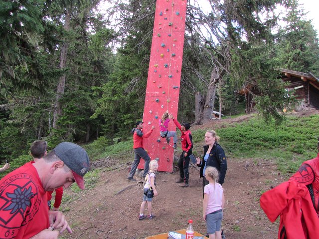 Die Bergrettung mit ihrem 10-m-hohen Kletterturm hatten alle Hände voll zu tun. 