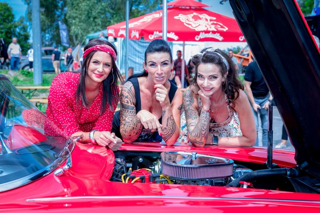 Fesche Mädels und heiße Schlitten am Festival