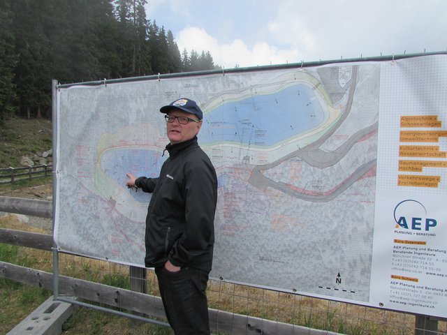 Andreas Kleinheinz mit dem geplanten Speicherteich. 