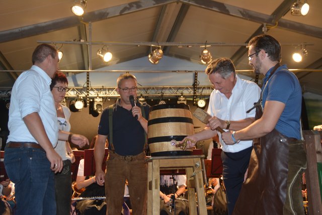 Den Fassbieranstich gab es am Samstag beim Dämmerschoppen.