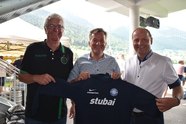 Im FC-Stubai-Fieber: Wacker-Präs. Gerhard Stocker, TFV-Präs. Sepp Geisler und LHStv. Josef Geisler (v.l.) | Foto: Kainz
