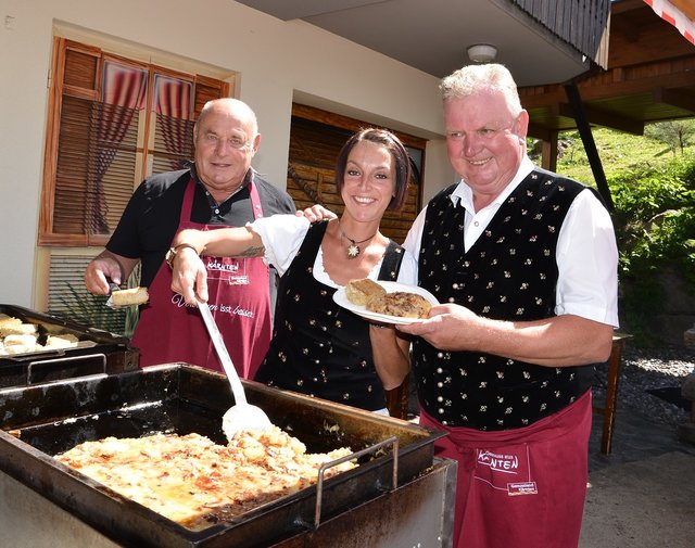 Original Holzknecht-Frigga vom Hausherrn Hans Plattner, mit Selina und prominenter Hilfe durch Ski-Trainer Bernd Zobel
