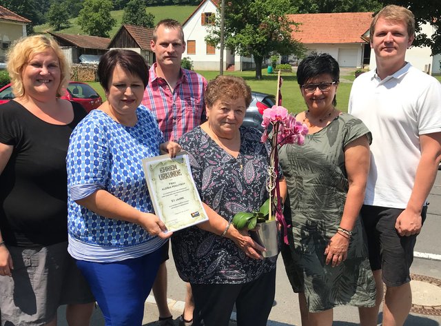 Eva Winkler, Josef Aufner, Gabi Hafner, Marianne Hackl und Bernhard Hirczy (von links) überreichten Aloisia Poglitsch die Urkunde. | Foto: ÖVP