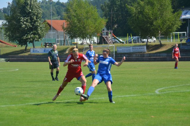 FC Südburgenland-Neuzugang Patrícia Gasparovicová im Zweikampf mit Sophie Friess