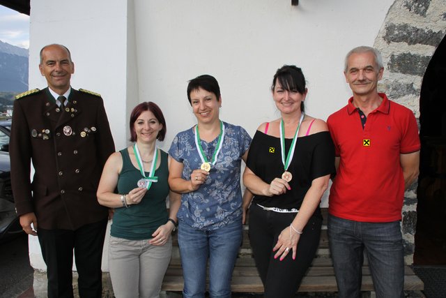 Die siegreichen Schützinnen mit Bezirksoberschützenmeister Christof Melmer (l) und Bezirkssportleiter Rainer Kurz (r)