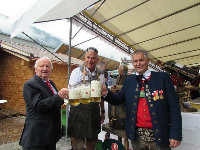 Gelungener Bieranstich des 34. St. Antoner Dorffestes: Adi Werner von der Bruderschaft, TVb-Obmann Josef Chodakowsky und Bgm. Helmut Mall.