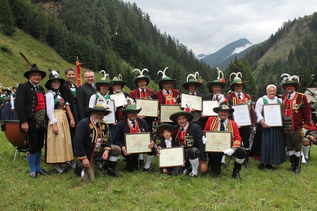 Verdiente Ehrungen wurden beim Bataillonsfest in Gries vergeben. NR Hermann Gahr, LR Sophie Kircher, LR Johannes Tratter und Bataillonskdt. Paul Hauser gratulierten.  | Foto: Fotos: Demir