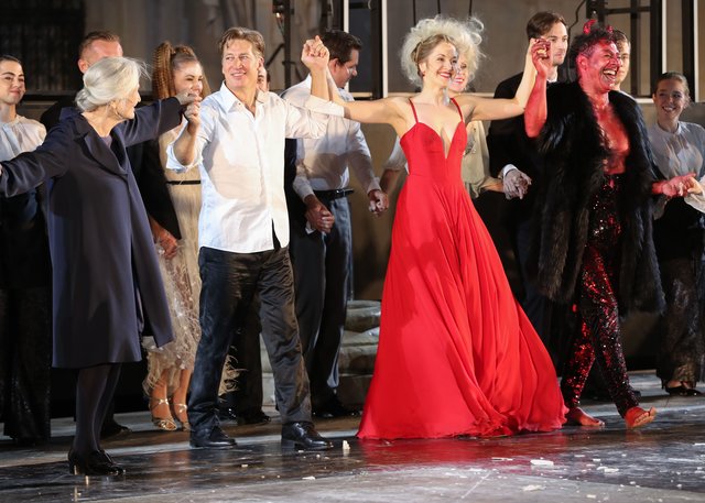 Das Publikum war von der Darbietung des Jedermann-Ensembles rund um Tobias Moretti und Valery Tscheplanowa begeistert. | Foto: Franz Neumayr