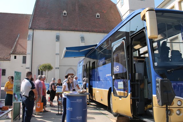 In Mattersburg wurden 420.000 Schilling beim Euro-Bus in Euro getauscht. | Foto: OeNB