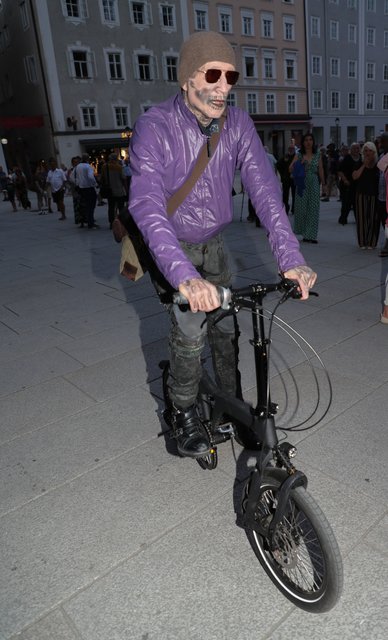 Der "Tod" Peter Lohmeyer kam mit dem Fahrrad.  | Foto: Franz Neumayr