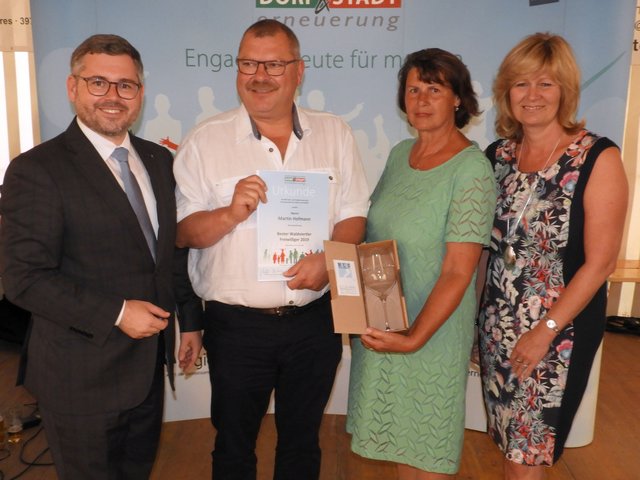 Landesrat Ludwig Schleritzko, Martin Hofmann, Maria Forstner (Obfrau der NÖ Dorf- und Stadterneuerung), Bgm. Gerlinde Schwarz | Foto: © Karl H. Tröstl, NÖN