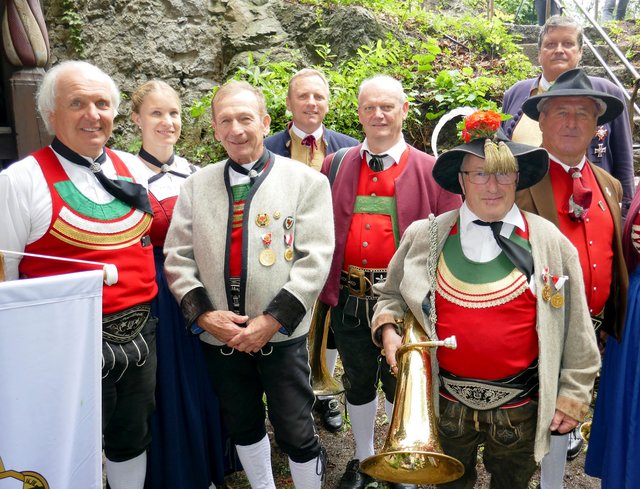 Josef Reiter (55 Jahre), Landeskapellmeisterin-Stv. Theresa Schapfl, Leonhard Enthofer (60 Jahre), Bezirkskapellmeister Gerhard Guggenbichler, Othmar Ager (55 Jahre), Ludwig Moser (55 Jahre), Josef Gschwentner (55 Jahre) und Bezirksobmann Otto Hauser bei den Ehrungen. | Foto: Haun
