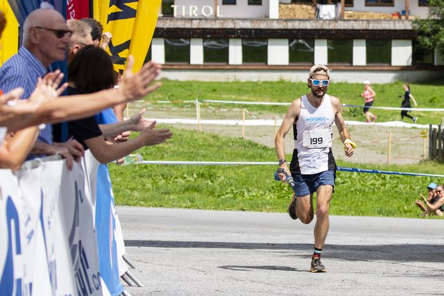 Den Herren-Sieg in der Königsdisziplin über das knapp 3.000 Meter hohe Kronenjoch holte sich Justin Grunewald aus den USA mit einer Zeit von 3:42.01,6. | Foto: TVB Paznaun – Ischgl