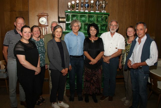 Der Vorstand des neuen Stadtvereins Simbach am Inn mit den Geburtshelfern aus Braunau (v. li.): Walter Theil (Braunau), Claudia Würflingsdobler-Seegert, Theresia Nüßlein, Maria Kißling, Ingo Engel (Obmann vom Braunauer Stadtverein), Dieter Scherf, Ilse Würflingsdobler, Christian Brandner (Braunau), 3. Bürgermeisterin Christa Kick und Thomas Brunnhuber. | Foto: Walter Geiring