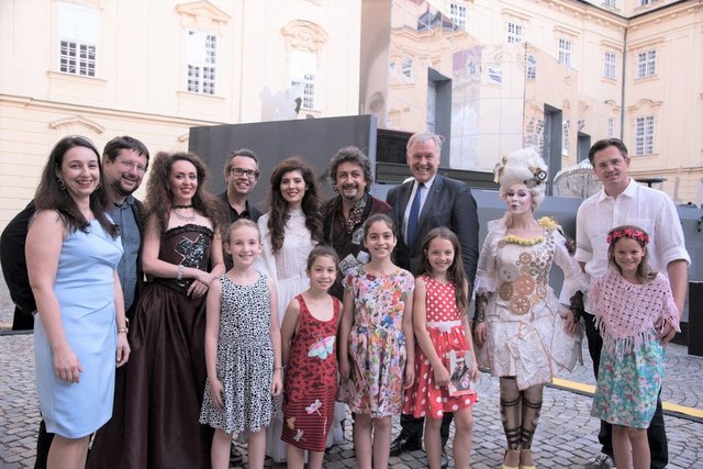 2. Reihe v.l.n.r.: BM Ines Stilling, Franz Brenner (GF), Eugenia Dushina (Giulietta), Michael Garschall (Intendant), Florina Ilie (Antonia), Zurab Zurabishvili (Hoffmann), LR Martin Eichtinger, Daniela Fally (Olympia), Bgm. Stefan Schmuckenschlager
1. Reihe: Begeisterte Kinder nach der Vorstellung der Vorstellung