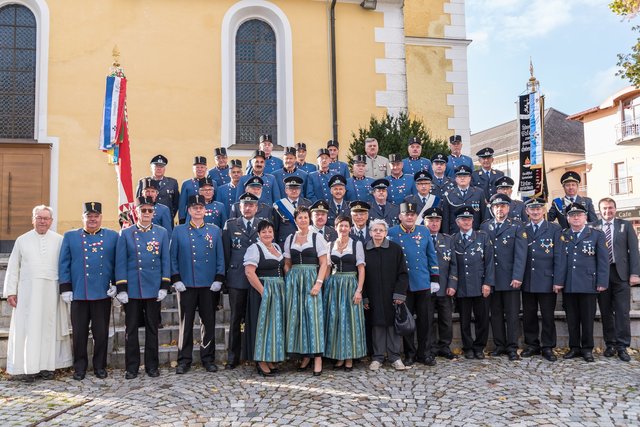 Die Mitglieder beginnen die Feierlichkeiten mit einer Gedenkfeier und einem anschließenden großen Festzug.