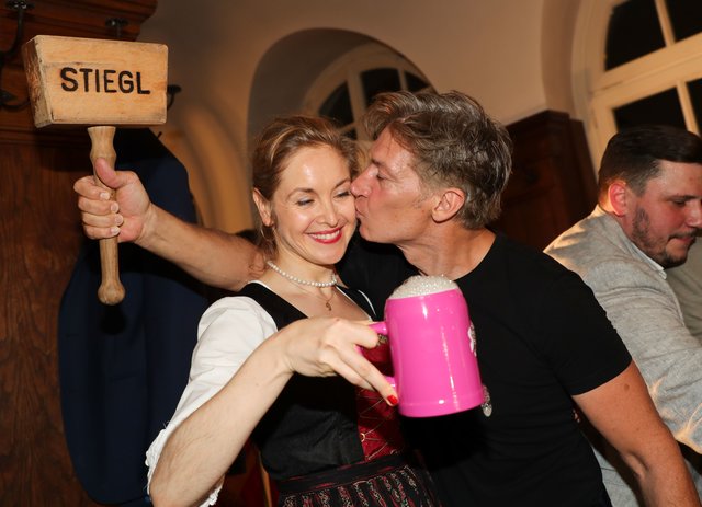 Zufrieden nach dem Bieranstich: "Jedermann" Tobias Moretti und "Buhlschaft" Valery Tscheplanowa | Foto: Franz Neumayr