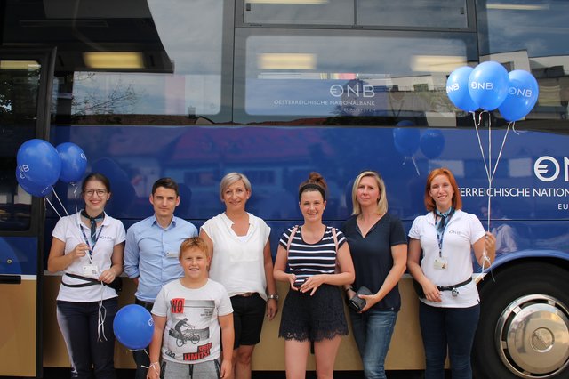 Die Euro-Info-Tour war mit ihrem Bus am Veranstaltungsplatz in Mattersburg zu Besuch. | Foto: OeNB