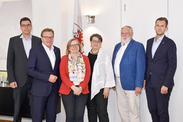 von links: Matthias Fink, LH Günther Platter, Vizerektorin für Forschung der Universität Innsbruck Ulrike Tanzer, Präsidentin der Freien Universität Bozen Ulrike Tappeiner, Präsident des Europäischen Forums Alpbach Franz Fischler und Thomas Baumgartner (Universität Innsbruck).