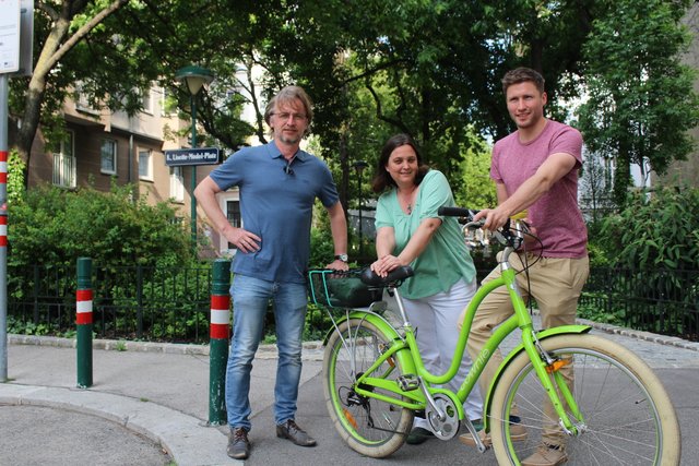 Der Grüne Spitzenkandidat der Josefstadt Martin Fabisch, mit Klubobfrau Doris Müller und Bundesrat David Stögmüller von den Grünen (v.l.) setzen sich für den Radweg ein. | Foto: Grüne Josefstadt