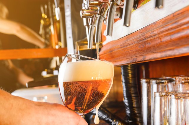Richtig gezapft entfaltet Bier seinen vollen Geschmack.  | Foto: Africa Studio_fotolia.com