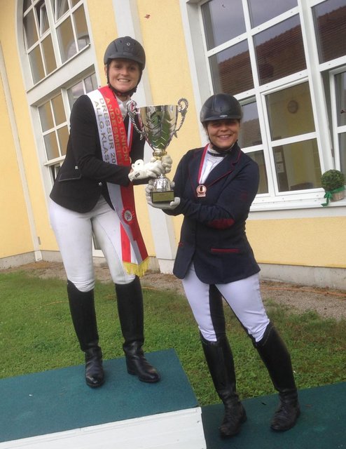 Natalie Labmayer (l.) mit Vereinskollegin Stefanie Hofer. | Foto: Anna Greil