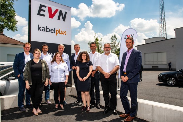 EVN Vorstandssprecher Stefan Szyszkowitz, EVN Service Center Mitarbeiterin Esra Altuntas, Erwin Bernreiter, EVN Service Center Mitarbeiterin Tanja Ziegler, Bürgermeister Alfred Babinsky, kabelplus Geschäftsführer Wolfgang Schäffer, BH Hollabrunn Bettina Wieser, EVN Vertriebsmitarbeiter Günter Kiffel und Rudolf Knöd, Geschäftsführer kabelplus Gerhard Haidvogel
