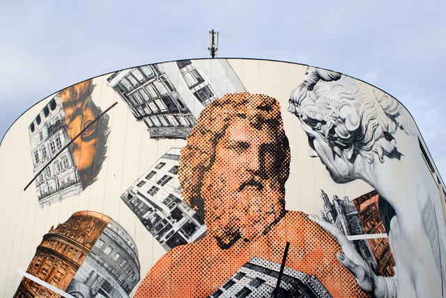 Auf der Rückseite des Parkhauses am Westbahnhofgelände befindet sich diese große, künstlerisch gestaltete Mauer. | Foto: Holter