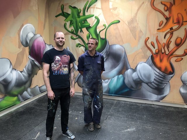 Norbert Wabnig (l.) und Jeremias Altmann haben einen Durchgang in ein echtes Kunstwerk verwandelt.  | Foto: Berger