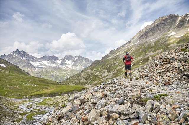 Insgesamt 3.000 Euro wurden beim 8. Silvrettarun 3000 für einen guten Zweck gesammelt. | Foto: TVB Paznaun – Ischgl