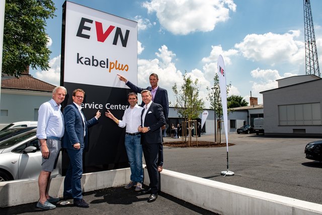 Bürgermeister Alfred Babinsky, EVN Vorstandssprecher Stefan Szyszkowitz, Erwin Bernreiter, kabelplus Geschäftsführer Wolfgang Schäffer und Gerhard Haidvogel