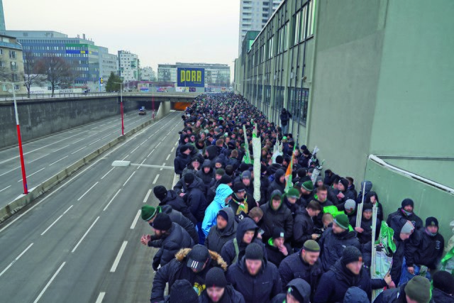 Die Rapid-Fans wurden zu lange festgehalten: So urteilt das Wiener Verwaltungsgericht.   | Foto: Rechtshilfe Rapid