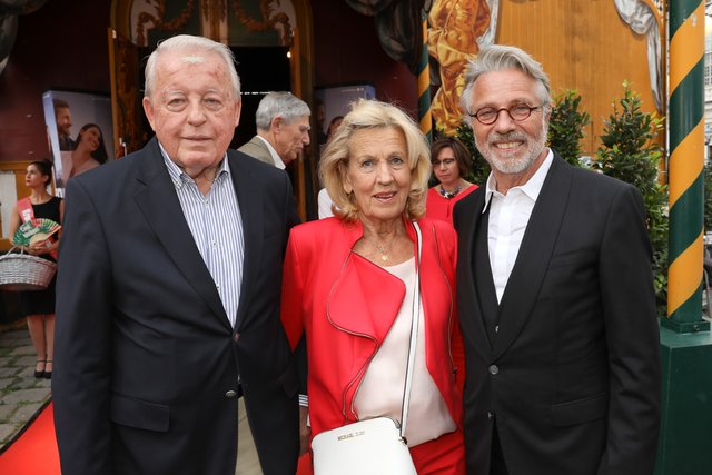 Christine und Franz Vranitzky mit Intendant und Hauptdarsteller Adi Hirschal (re.). | Foto: Katharina Schiffl
