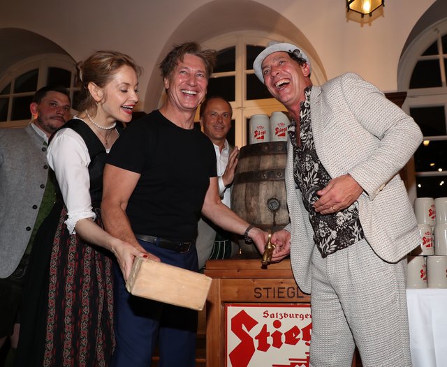 Nach der Premiere ist vor der Party: Bieranstich mit Tscheplanowa, Moretti und Bloeb im Stieglkeller.  | Foto: Franz Neumayr