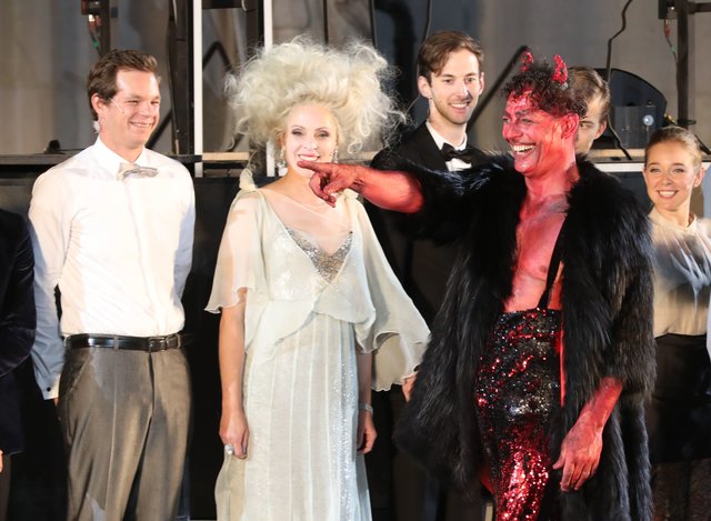 Das Publikum war von der Darbietung des Jedermann-Ensembles rund um Tobias Moretti und Valery Tscheplanowa begeistert. | Foto: Franz Neumayr