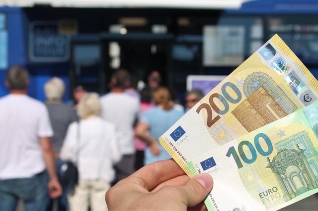Die neuen 100- und 200-Euro-Banknoten der Europa-Serie konnten beim Euro-Bus in Augenschein genommen werden. | Foto: OeNB
