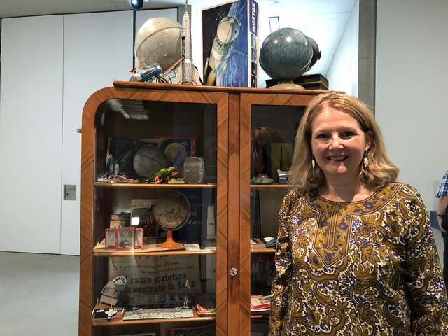 Die Künstlerin Nives Widauer vor ihrer Installationsvitrine "Wunderkammer", in der sie persönliche Gegenstände rund um die Thematik des Mondes zeigt.