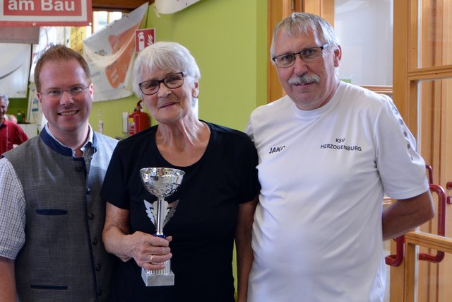 Die Gewinnerin des Damen-Einzelbewerbs, Isodora Tod, mit Bürgermeister Christoph Artner und KSV-Obmann Walter Böhm.