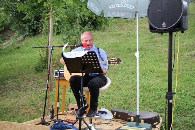 Pfarrer Ewald Mussi lädt zum Singen ein. | Foto: KK