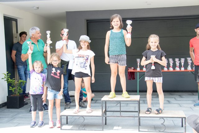 Die strahlende Siegerin der Schülerklasse Alina Schaffenrath, 3. Rang Luise Praxmarer, 5. Rang Leni Achenrainer