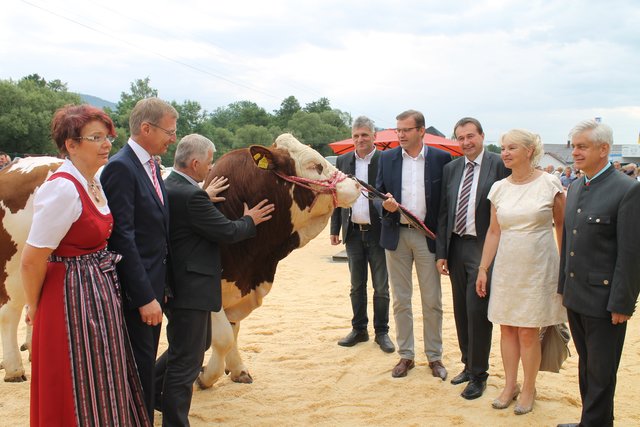Vertreter aus Politik und Wirtschaft vor zwei Jahren bei der Eröffnung der Böhmerwaldmesse in Ulrichsberg.