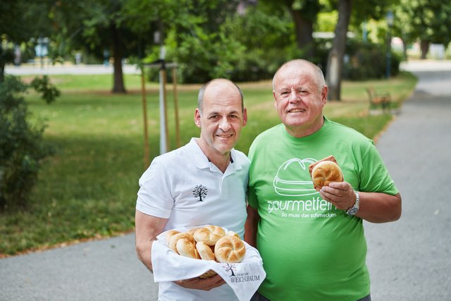 Frische Semmerl von Robert Weichslbaum (li.) mit Naturkrustenleberkäse von gourmetfein gibts bei Pepi Lehner (re.) im gourmetfein Food Truck.