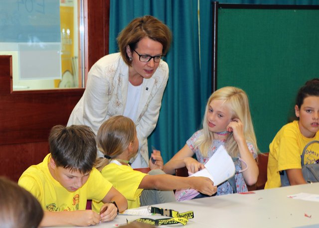 Christiane Teschl-Hofmeister beim Besuch der Kinder-Business-Week in NÖ und im Gespräch mit Kindern. | Foto: Leonie Buchegger
