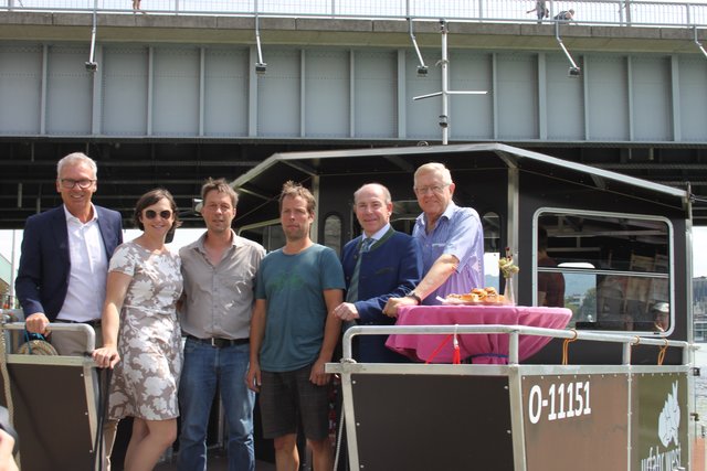 Von links: LEADER Obmann BGM. Andreas Fazeni, Geschäftsführerin Sigrid Gillmayr, Projektinitiatoren Markus und Peter Luger, Gemeinde-Landesrat Max Hiegelsberger und Friedrich Bernhofer von der Werbegemeinschaft Donau OÖ auf dem neuen Donaubus | Foto: Schwarz