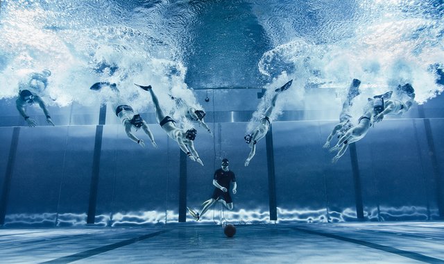 Sobald der Unterwasser-Schiedsrichter anpfeift, gehen die Unterwasserrugby-Spieler auf die Jagd nach dem Ball. | Foto: Konstantin Killer