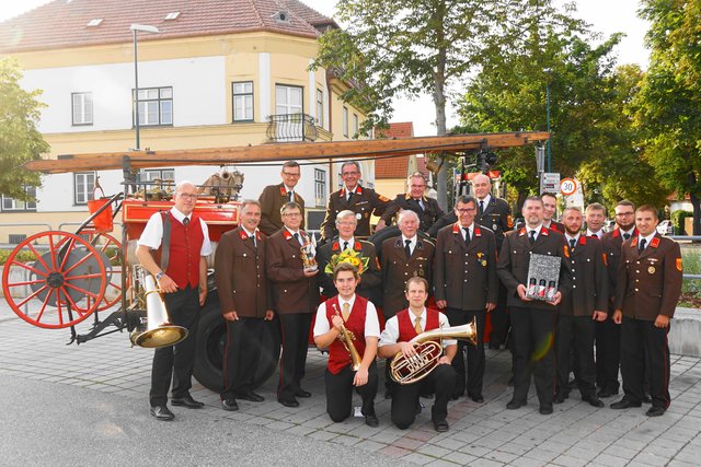Die Kameraden der Feuerwehr Hain-Zagging mit Kdt. Franz Holzmann (hinten links), der Musikverein Hain mit Kapellmeister Erich Engelhart, Kameraden der FF Krems und Neidling gratulierten Heinz „Stuzzi“ Habersberger (hinten, 2. v.l.) ganz herzlich zum 60. Geburtstag | Foto: (11) FF Hain-Zagging