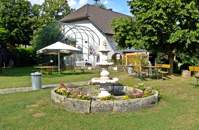 Buffet am Bauernhof mit schönen Brunnen