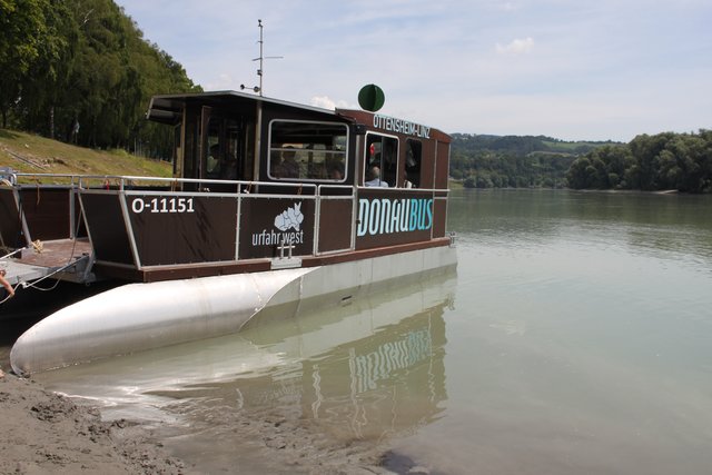Bis zu 12 Passagiere inklusive Fahrrad, Kinderwagen oder Rollstuhl finden an Board Platz.  | Foto: Schwarz