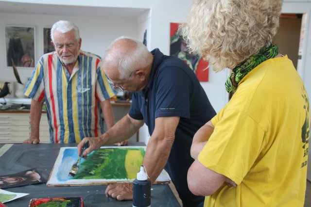 Künstler Sepp Laubner mit Kursteilnehmern. | Foto: ÖGB Bgld.