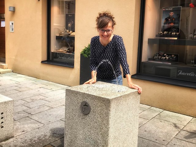 Stadträtin Martina Berthold nützt den Trinkwasserbrunnen am Stefan-Zweig-Platz für eine Erfrischung.  | Foto: Stadt Salzburg/Max Kronberger
